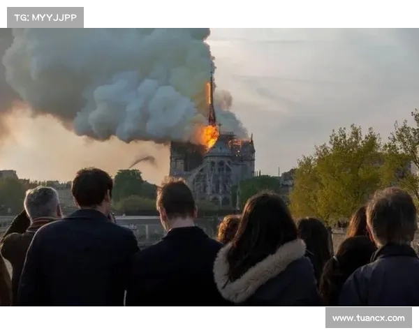 安菲尔德球迷因警报响起紧急疏散 目前已安全重新进场